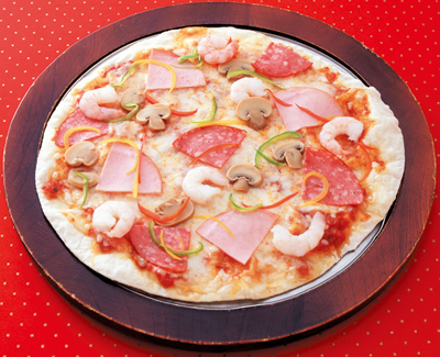 背景が赤いピザの写真